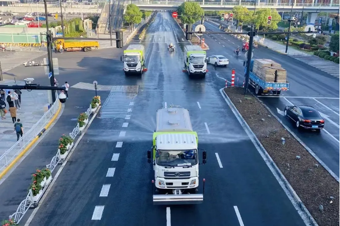 路面见本色丨3003.com官网环境新能源环卫装备服务上海进博会！